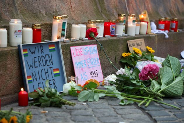 Leipzig - Berliner CSD-Anschlag bewegt Leipzig: Stille Mahnwache auf dem Markt setzt Zeichen gegen Angst und Hass Nach dem mutmaßlich islamistisch motivierten Anschlag im Umfeld des Christopher Street Days in Berlin versammelten sich am heutigen Tag zahlreiche Menschen in Leipzig zu einer stillen Mahnwache auf dem Marktplatz. Mit der Veranstaltung reagierten sie auf die Gewalttat, bei der eine Frau getötet und 29 weitere Menschen verletzt wurden. Die Mahnwache diente dem Gedenken an die Opfer sowie als Zeichen der Solidarität mit der queeren Community und gegen Einschüchterung durch Gewalt. Viele Teilnehmer brachten Kerzen und Blumen mit und verharrten gemeinsam in einer stillen Gedenkminute. Im Gespräch mit Anwesenden wurde deutlich, Copyright: xBjoernxStachx 20260727_csd-leipzig-mhnwache_31