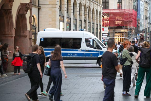 Leipzig - Berliner CSD-Anschlag bewegt Leipzig: Stille Mahnwache auf dem Markt setzt Zeichen gegen Angst und Hass Nach dem mutmaßlich islamistisch motivierten Anschlag im Umfeld des Christopher Street Days in Berlin versammelten sich am heutigen Tag zahlreiche Menschen in Leipzig zu einer stillen Mahnwache auf dem Marktplatz. Mit der Veranstaltung reagierten sie auf die Gewalttat, bei der eine Frau getötet und 29 weitere Menschen verletzt wurden. Die Mahnwache diente dem Gedenken an die Opfer sowie als Zeichen der Solidarität mit der queeren Community und gegen Einschüchterung durch Gewalt. Viele Teilnehmer brachten Kerzen und Blumen mit und verharrten gemeinsam in einer stillen Gedenkminute. Im Gespräch mit Anwesenden wurde deutlich, Copyright: xBjoernxStachx 20260727_csd-leipzig-mhnwache_32