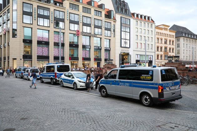 Leipzig - Berliner CSD-Anschlag bewegt Leipzig: Stille Mahnwache auf dem Markt setzt Zeichen gegen Angst und Hass Nach dem mutmaßlich islamistisch motivierten Anschlag im Umfeld des Christopher Street Days in Berlin versammelten sich am heutigen Tag zahlreiche Menschen in Leipzig zu einer stillen Mahnwache auf dem Marktplatz. Mit der Veranstaltung reagierten sie auf die Gewalttat, bei der eine Frau getötet und 29 weitere Menschen verletzt wurden. Die Mahnwache diente dem Gedenken an die Opfer sowie als Zeichen der Solidarität mit der queeren Community und gegen Einschüchterung durch Gewalt. Viele Teilnehmer brachten Kerzen und Blumen mit und verharrten gemeinsam in einer stillen Gedenkminute. Im Gespräch mit Anwesenden wurde deutlich, Copyright: xBjoernxStachx 20260727_csd-leipzig-mhnwache_33