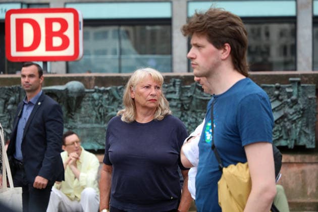 Leipzig - Berliner CSD-Anschlag bewegt Leipzig: Stille Mahnwache auf dem Markt setzt Zeichen gegen Angst und Hass Nach dem mutmaßlich islamistisch motivierten Anschlag im Umfeld des Christopher Street Days in Berlin versammelten sich am heutigen Tag zahlreiche Menschen in Leipzig zu einer stillen Mahnwache auf dem Marktplatz. Mit der Veranstaltung reagierten sie auf die Gewalttat, bei der eine Frau getötet und 29 weitere Menschen verletzt wurden. Die Mahnwache diente dem Gedenken an die Opfer sowie als Zeichen der Solidarität mit der queeren Community und gegen Einschüchterung durch Gewalt. Viele Teilnehmer brachten Kerzen und Blumen mit und verharrten gemeinsam in einer stillen Gedenkminute. Im Gespräch mit Anwesenden wurde deutlich, Copyright: xBjoernxStachx 20260727_csd-leipzig-mhnwache_4