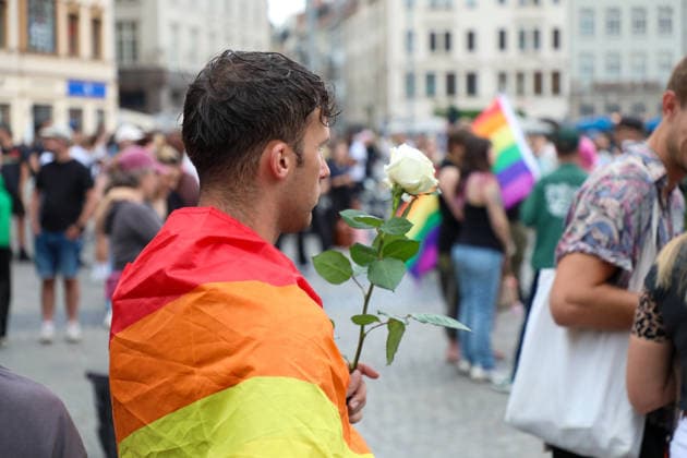 Leipzig - Berliner CSD-Anschlag bewegt Leipzig: Stille Mahnwache auf dem Markt setzt Zeichen gegen Angst und Hass Nach dem mutmaßlich islamistisch motivierten Anschlag im Umfeld des Christopher Street Days in Berlin versammelten sich am heutigen Tag zahlreiche Menschen in Leipzig zu einer stillen Mahnwache auf dem Marktplatz. Mit der Veranstaltung reagierten sie auf die Gewalttat, bei der eine Frau getötet und 29 weitere Menschen verletzt wurden. Die Mahnwache diente dem Gedenken an die Opfer sowie als Zeichen der Solidarität mit der queeren Community und gegen Einschüchterung durch Gewalt. Viele Teilnehmer brachten Kerzen und Blumen mit und verharrten gemeinsam in einer stillen Gedenkminute. Im Gespräch mit Anwesenden wurde deutlich, Copyright: xBjoernxStachx 20260727_csd-leipzig-mhnwache_5