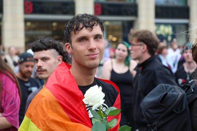 Leipzig - Berliner CSD-Anschlag bewegt Leipzig: Stille Mahnwache auf dem Markt setzt Zeichen gegen Angst und Hass Nach dem mutmaßlich islamistisch motivierten Anschlag im Umfeld des Christopher Street Days in Berlin versammelten sich am heutigen Tag zahlreiche Menschen in Leipzig zu einer stillen Mahnwache auf dem Marktplatz. Mit der Veranstaltung reagierten sie auf die Gewalttat, bei der eine Frau getötet und 29 weitere Menschen verletzt wurden. Die Mahnwache diente dem Gedenken an die Opfer sowie als Zeichen der Solidarität mit der queeren Community und gegen Einschüchterung durch Gewalt. Viele Teilnehmer brachten Kerzen und Blumen mit und verharrten gemeinsam in einer stillen Gedenkminute. Im Gespräch mit Anwesenden wurde deutlich, Copyright: xBjoernxStachx 20260727_csd-leipzig-mhnwache_7