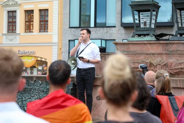 Leipzig - Berliner CSD-Anschlag bewegt Leipzig: Stille Mahnwache auf dem Markt setzt Zeichen gegen Angst und Hass Nach dem mutmaßlich islamistisch motivierten Anschlag im Umfeld des Christopher Street Days in Berlin versammelten sich am heutigen Tag zahlreiche Menschen in Leipzig zu einer stillen Mahnwache auf dem Marktplatz. Mit der Veranstaltung reagierten sie auf die Gewalttat, bei der eine Frau getötet und 29 weitere Menschen verletzt wurden. Die Mahnwache diente dem Gedenken an die Opfer sowie als Zeichen der Solidarität mit der queeren Community und gegen Einschüchterung durch Gewalt. Viele Teilnehmer brachten Kerzen und Blumen mit und verharrten gemeinsam in einer stillen Gedenkminute. Im Gespräch mit Anwesenden wurde deutlich, Copyright: xBjoernxStachx 20260727_csd-leipzig-mhnwache_8