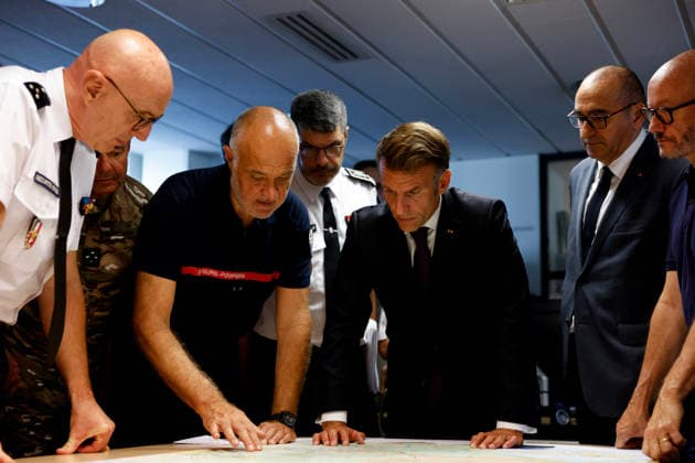 President Macron At Situation Briefing in the Crisis Room - Bordeaux France s President Emmanuel Macron (C) and France s Interior Minister Laurent Nunez (2R) listen to SDIS 33 Fire and Rescue Service Departemental director Marc Vermeulen (2L) during a situation briefing in the crisis room at the Departmental Fire and Rescue Operational Center (CODIS) in Bordeaux, following wildfires in the area, southwestern France, on July 27, 2026. France has been battered by three heatwaves since May as part of increasingly common extreme weather episodes linked to climate change, causing excess deaths, drying up rivers and fuelling wildfires. Scientists have long warned that climate change caused by human use of fossil fuels will make periods of drought  Copyright: xPool ABACAx
