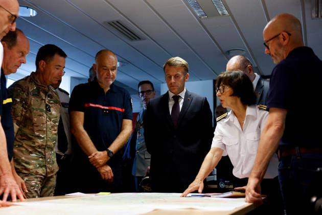 President Macron At Situation Briefing in the Crisis Room - Bordeaux France s President Emmanuel Macron (C) and SDIS 33 Fire and Rescue Service Departemental director Marc Vermeulen (3L) listen to Prefect of Gironde region Sophie Brocas (2R) during a situation briefing in the crisis room at the Departmental Fire and Rescue Operational Center (CODIS) in Bordeaux, following wildfires in the area, southwestern France, on July 27, 2026. France has been battered by three heatwaves since May as part of increasingly common extreme weather episodes linked to climate change, causing excess deaths, drying up rivers and fuelling wildfires. Scientists have long warned that climate change caused by human use of fossil fuels will make periods of drought  Copyright: xPool ABACAx