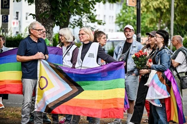 Hattinger CSD Verein veranstaltet Mahnwache am Rathaus wegen des Anschlags auf den CSD Berlin ** NUR FÜR REDAKTIONELLE ZWECKE ** EDITORIAL USE ONLY **<p>Hattinger CSD Verein veranstaltet am Montag, 27. Juli 2026 vMahnwache am Rathaus in Hattingen wegen des Anschlags auf den CSD Berlin. Deutschland NRW Hattingen Copyright: VladimirxWegener *** Hattingen CSD Association Holds Vigil at City Hall in Response to the Attack on the Berlin CSD ** FOR EDITORIAL USE ONLY ** EDITORIAL USE ONLY ** p The Hattingen CSD Association is holding a vigil on Monday, July 27, 2026, at City Hall in Hattingen in response to the attack on the Berlin CSD. Germany, North Rhine-Westphalia, Hattingen. Copyright VladimirxWegener Copyright: VladimirxWegener doc86wghoi1r21sj3n5mk0 ,EDITORIAL USE ONLY