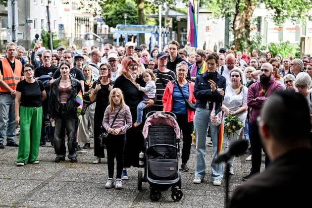 Hattinger CSD Verein veranstaltet Mahnwache am Rathaus wegen des Anschlags auf den CSD Berlin ** NUR FÜR REDAKTIONELLE ZWECKE ** EDITORIAL USE ONLY **<p>Hattinger CSD Verein veranstaltet am Montag, 27. Juli 2026 vMahnwache am Rathaus in Hattingen wegen des Anschlags auf den CSD Berlin. Deutschland NRW Hattingen Copyright: VladimirxWegener *** Hattingen CSD Association Holds Vigil at City Hall in Response to the Attack on the Berlin CSD ** FOR EDITORIAL USE ONLY ** EDITORIAL USE ONLY ** p The Hattingen CSD Association is holding a vigil on Monday, July 27, 2026, at City Hall in Hattingen in response to the attack on the Berlin CSD. Germany, North Rhine-Westphalia, Hattingen. Copyright VladimirxWegener Copyright: VladimirxWegener doc86wghp02qwh1fm3qcmkt ,EDITORIAL USE ONLY
