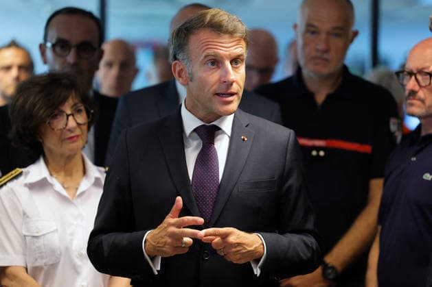 President Macron At Situation Briefing in the Crisis Room - Bordeaux France s President Emmanuel Macron (C) thanks personnel engaged in firefighting efforts during a visit to the Departmental Fire and Rescue Operational Center (CODIS) in Bordeaux, following wildfires in the area, southwestern France, on July 27, 2026. France has been battered by three heatwaves since May as part of increasingly common extreme weather episodes linked to climate change, causing excess deaths, drying up rivers and fuelling wildfires. Scientists have long warned that climate change caused by human use of fossil fuels will make periods of drought more intense and longer-lasting, creating the ideal conditions for wildfires. (Photo by Kenzo TRIBOUILLARD POOL ABACA  Copyright: xPool ABACAx