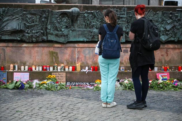 Leipzig - Berliner CSD-Anschlag bewegt Leipzig: Stille Mahnwache auf dem Markt setzt Zeichen gegen Angst und Hass Nach dem mutmaßlich islamistisch motivierten Anschlag im Umfeld des Christopher Street Days in Berlin versammelten sich am heutigen Tag zahlreiche Menschen in Leipzig zu einer stillen Mahnwache auf dem Marktplatz. Mit der Veranstaltung reagierten sie auf die Gewalttat, bei der eine Frau getötet und 29 weitere Menschen verletzt wurden. Die Mahnwache diente dem Gedenken an die Opfer sowie als Zeichen der Solidarität mit der queeren Community und gegen Einschüchterung durch Gewalt. Viele Teilnehmer brachten Kerzen und Blumen mit und verharrten gemeinsam in einer stillen Gedenkminute. Im Gespräch mit Anwesenden wurde deutlich, Copyright: xEHLxMedia BjörnxStachx 20260727_csd-leipzig-mahnwache_34