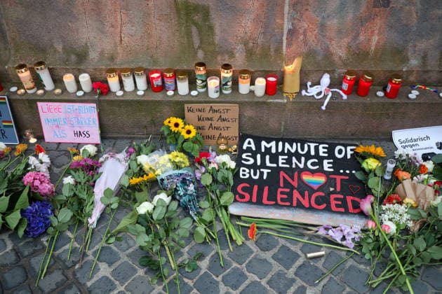 Leipzig - Berliner CSD-Anschlag bewegt Leipzig: Stille Mahnwache auf dem Markt setzt Zeichen gegen Angst und Hass Nach dem mutmaßlich islamistisch motivierten Anschlag im Umfeld des Christopher Street Days in Berlin versammelten sich am heutigen Tag zahlreiche Menschen in Leipzig zu einer stillen Mahnwache auf dem Marktplatz. Mit der Veranstaltung reagierten sie auf die Gewalttat, bei der eine Frau getötet und 29 weitere Menschen verletzt wurden. Die Mahnwache diente dem Gedenken an die Opfer sowie als Zeichen der Solidarität mit der queeren Community und gegen Einschüchterung durch Gewalt. Viele Teilnehmer brachten Kerzen und Blumen mit und verharrten gemeinsam in einer stillen Gedenkminute. Im Gespräch mit Anwesenden wurde deutlich, Copyright: xEHLxMedia BjörnxStachx 20260727_csd-leipzig-mahnwache_36
