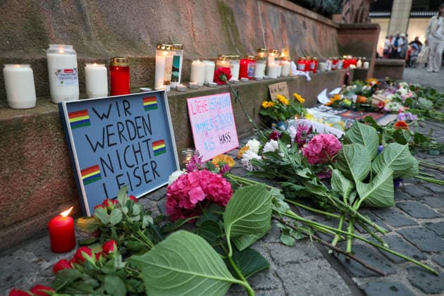 Leipzig - Berliner CSD-Anschlag bewegt Leipzig: Stille Mahnwache auf dem Markt setzt Zeichen gegen Angst und Hass Nach dem mutmaßlich islamistisch motivierten Anschlag im Umfeld des Christopher Street Days in Berlin versammelten sich am heutigen Tag zahlreiche Menschen in Leipzig zu einer stillen Mahnwache auf dem Marktplatz. Mit der Veranstaltung reagierten sie auf die Gewalttat, bei der eine Frau getötet und 29 weitere Menschen verletzt wurden. Die Mahnwache diente dem Gedenken an die Opfer sowie als Zeichen der Solidarität mit der queeren Community und gegen Einschüchterung durch Gewalt. Viele Teilnehmer brachten Kerzen und Blumen mit und verharrten gemeinsam in einer stillen Gedenkminute. Im Gespräch mit Anwesenden wurde deutlich, Copyright: xEHLxMedia BjörnxStachx 20260727_csd-leipzig-mahnwache_38