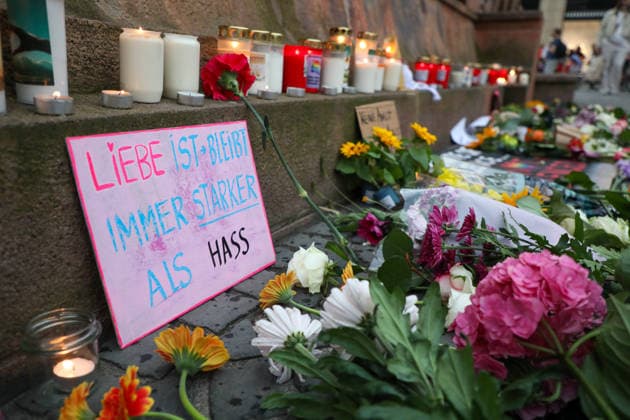 Leipzig - Berliner CSD-Anschlag bewegt Leipzig: Stille Mahnwache auf dem Markt setzt Zeichen gegen Angst und Hass Nach dem mutmaßlich islamistisch motivierten Anschlag im Umfeld des Christopher Street Days in Berlin versammelten sich am heutigen Tag zahlreiche Menschen in Leipzig zu einer stillen Mahnwache auf dem Marktplatz. Mit der Veranstaltung reagierten sie auf die Gewalttat, bei der eine Frau getötet und 29 weitere Menschen verletzt wurden. Die Mahnwache diente dem Gedenken an die Opfer sowie als Zeichen der Solidarität mit der queeren Community und gegen Einschüchterung durch Gewalt. Viele Teilnehmer brachten Kerzen und Blumen mit und verharrten gemeinsam in einer stillen Gedenkminute. Im Gespräch mit Anwesenden wurde deutlich, Copyright: xEHLxMedia BjörnxStachx 20260727_csd-leipzig-mahnwache_39