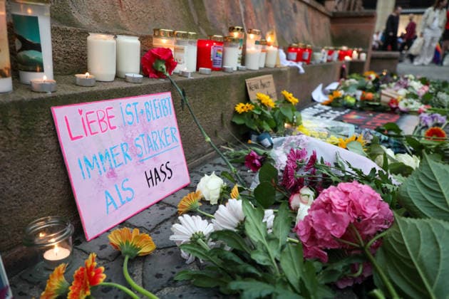 Leipzig - Berliner CSD-Anschlag bewegt Leipzig: Stille Mahnwache auf dem Markt setzt Zeichen gegen Angst und Hass Nach dem mutmaßlich islamistisch motivierten Anschlag im Umfeld des Christopher Street Days in Berlin versammelten sich am heutigen Tag zahlreiche Menschen in Leipzig zu einer stillen Mahnwache auf dem Marktplatz. Mit der Veranstaltung reagierten sie auf die Gewalttat, bei der eine Frau getötet und 29 weitere Menschen verletzt wurden. Die Mahnwache diente dem Gedenken an die Opfer sowie als Zeichen der Solidarität mit der queeren Community und gegen Einschüchterung durch Gewalt. Viele Teilnehmer brachten Kerzen und Blumen mit und verharrten gemeinsam in einer stillen Gedenkminute. Im Gespräch mit Anwesenden wurde deutlich, Copyright: xEHLxMedia BjörnxStachx 20260727_csd-leipzig-mahnwache_40