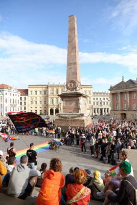 Menschen während einer Gedenkveranstaltung zum Anschlag auf den Christopher Street Day in Berlin, Alter Markt, Potsdam, 27. Juli 2026. Gedenken in Potsdam nach Anschlag auf CSD *** People attending a memorial event for the attack on Christopher Street Day in Berlin, Alter Markt, Potsdam, July 27, 2026 Memorial in Potsdam following the attack on CSD