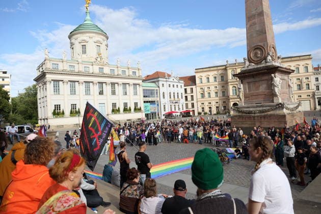 Menschen während einer Gedenkveranstaltung zum Anschlag auf den Christopher Street Day in Berlin, Alter Markt, Potsdam, 27. Juli 2026. Gedenken in Potsdam nach Anschlag auf CSD *** People attending a memorial event for the attack on Christopher Street Day in Berlin, Alter Markt, Potsdam, July 27, 2026 Memorial in Potsdam following the attack on CSD