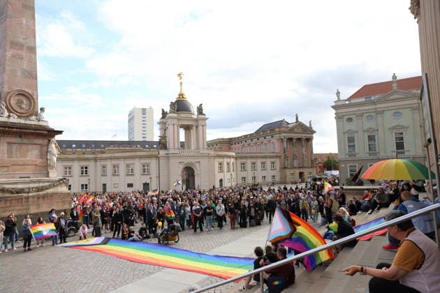 Menschen während einer Gedenkveranstaltung zum Anschlag auf den Christopher Street Day in Berlin, Alter Markt, Potsdam, 27. Juli 2026. Gedenken in Potsdam nach Anschlag auf CSD *** People attending a memorial event for the attack on Christopher Street Day in Berlin, Alter Markt, Potsdam, July 27, 2026 Memorial in Potsdam following the attack on CSD