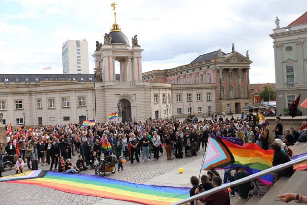 Menschen während einer Gedenkveranstaltung zum Anschlag auf den Christopher Street Day in Berlin, Alter Markt, Potsdam, 27. Juli 2026. Gedenken in Potsdam nach Anschlag auf CSD *** People attending a memorial event for the attack on Christopher Street Day in Berlin, Alter Markt, Potsdam, July 27, 2026 Memorial in Potsdam following the attack on CSD