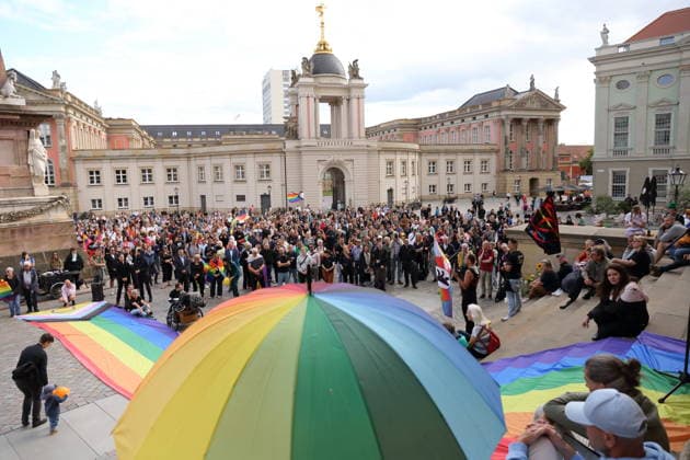 Menschen während einer Gedenkveranstaltung zum Anschlag auf den Christopher Street Day in Berlin, Alter Markt, Potsdam, 27. Juli 2026. Gedenken in Potsdam nach Anschlag auf CSD *** People attending a memorial event for the attack on Christopher Street Day in Berlin, Alter Markt, Potsdam, July 27, 2026 Memorial in Potsdam following the attack on CSD