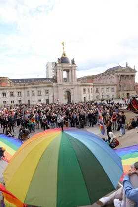 Menschen während einer Gedenkveranstaltung zum Anschlag auf den Christopher Street Day in Berlin, Alter Markt, Potsdam, 27. Juli 2026. Gedenken in Potsdam nach Anschlag auf CSD *** People attending a memorial event for the attack on Christopher Street Day in Berlin, Alter Markt, Potsdam, July 27, 2026 Memorial in Potsdam following the attack on CSD