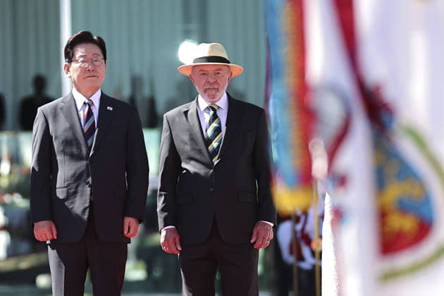 South Korean President Lee Jae Myung visits Brazil BRASILIA, BRAZIL - JUL 27: South Korean President Lee Jae Myung, flanked by his wife Kim Hea Kyung (not pictured) observes a presentation of troops, as he is being welcomed by Brazilian President Luiz Inacio Lula da Silva and his wife Rosangela Janja da Silva (not pictured), at the Alvorada Palace in Brasilia, Brazil, July 27, 2026. Mateus Bonomi Anadolu Brasilia Brazil. Editorial use only. Please get in touch for any other usage.  Copyright: x2026xAnadoluxMateusxBonomix