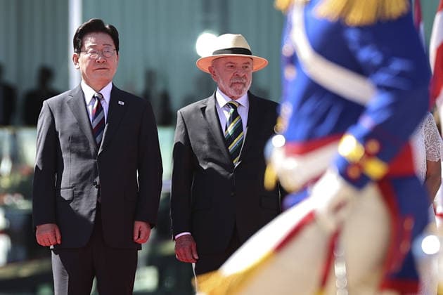 South Korean President Lee Jae Myung visits Brazil BRASILIA, BRAZIL - JUL 27: South Korean President Lee Jae Myung, flanked by his wife Kim Hea Kyung (not pictured) observes a presentation of troops, as he is being welcomed by Brazilian President Luiz Inacio Lula da Silva and his wife Rosangela Janja da Silva (not pictured), at the Alvorada Palace in Brasilia, Brazil, July 27, 2026. Mateus Bonomi Anadolu Brasilia Brazil. Editorial use only. Please get in touch for any other usage.  Copyright: x2026xAnadoluxMateusxBonomix