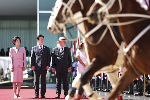 South Korean President Lee Jae Myung visits Brazil BRASILIA, BRAZIL - JUL 27: South Korean President Lee Jae Myung, flanked by his wife Kim Hea Kyung observes a presentation of troops, as he is being welcomed by Brazilian President Luiz Inacio Lula da Silva and his wife Rosangela Janja da Silva, at the Alvorada Palace in Brasilia, Brazil, July 27, 2026. Mateus Bonomi Anadolu Brasilia Brazil. Editorial use only. Please get in touch for any other usage.  Copyright: x2026xAnadoluxMateusxBonomix