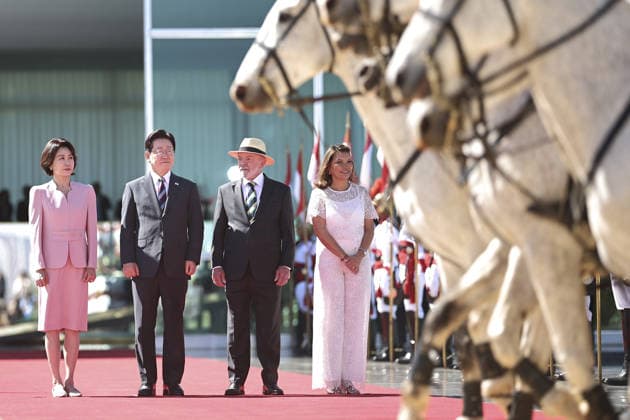 South Korean President Lee Jae Myung visits Brazil BRASILIA, BRAZIL - JUL 27: South Korean President Lee Jae Myung, flanked by his wife Kim Hea Kyung observes a presentation of troops, as he is being welcomed by Brazilian President Luiz Inacio Lula da Silva and his wife Rosangela Janja da Silva, at the Alvorada Palace in Brasilia, Brazil, July 27, 2026. Mateus Bonomi Anadolu Brasilia Brazil. Editorial use only. Please get in touch for any other usage.  Copyright: x2026xAnadoluxMateusxBonomix