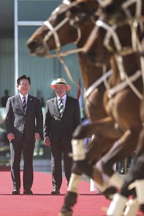 South Korean President Lee Jae Myung visits Brazil BRASILIA, BRAZIL - JUL 27: South Korean President Lee Jae Myung, flanked by his wife Kim Hea Kyung (not pictured) observes a presentation of troops, as he is being welcomed by Brazilian President Luiz Inacio Lula da Silva and his wife Rosangela Janja da Silva (not pictured), at the Alvorada Palace in Brasilia, Brazil, July 27, 2026. Mateus Bonomi Anadolu Brasilia Brazil. Editorial use only. Please get in touch for any other usage.  Copyright: x2026xAnadoluxMateusxBonomix