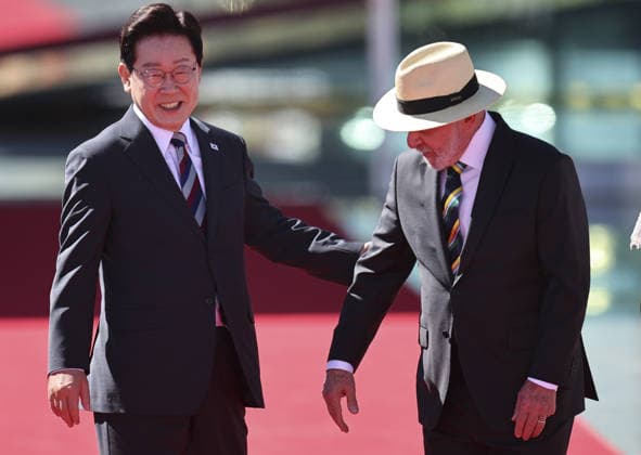 South Korean President Lee Jae Myung visits Brazil BRASILIA, BRAZIL - JUL 27: South Korean President Lee Jae Myung, flanked by his wife Kim Hea Kyung observes a presentation of troops, as he is being welcomed by Brazilian President Luiz Inacio Lula da Silva and his wife Rosangela Janja da Silva, at the Alvorada Palace in Brasilia, Brazil, July 27, 2026. Mateus Bonomi Anadolu Brasilia Brazil. Editorial use only. Please get in touch for any other usage.  Copyright: x2026xAnadoluxMateusxBonomix