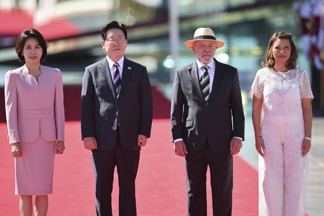 South Korean President Lee Jae Myung visits Brazil BRASILIA, BRAZIL - JUL 27: South Korean President Lee Jae Myung, flanked by his wife Kim Hea Kyung observes a presentation of troops, as he is being welcomed by Brazilian President Luiz Inacio Lula da Silva and his wife Rosangela Janja da Silva, at the Alvorada Palace in Brasilia, Brazil, July 27, 2026. Mateus Bonomi Anadolu Brasilia Brazil. Editorial use only. Please get in touch for any other usage.  Copyright: x2026xAnadoluxMateusxBonomix