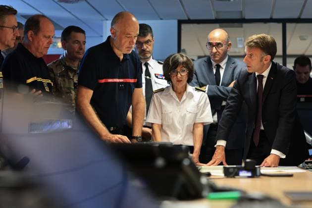 Wildfires in Gironde: Macron’s Visit PHOTOPQR SUD OUEST Photo by Fabien Cottereau Bordeaux, July 27, 2026 Wildfires in Gironde: Macron’s visit to the SDIS 33 operational center at the Ornano fire station in Bordeaux, accompanied by Laurent Nunez France s President Emmanuel Macron during a visit to the Departmental Fire and Rescue Operational Center (CODIS) in Bordeaux, following wildfires in the area, southwestern France, on July 27, 2026, Bordeaux, Gironde, France  Copyright: xPHOTOPQR SUDxOUEST MAXPPPxPhotoxFabienxCottereaux 20260727SDO4898 20260727SDO4898