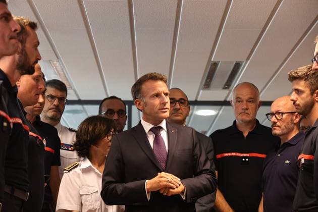 Wildfires in Gironde: Macron’s Visit PHOTOPQR SUD OUEST Photo by Fabien Cottereau Bordeaux, July 27, 2026 Wildfires in Gironde: Macron’s visit to the SDIS 33 operational center at the Ornano fire station in Bordeaux, France. President Emmanuel Macron during a visit to the Departmental Fire and Rescue Operational Center (CODIS) in Bordeaux, following wildfires in the area, southwestern France, on July 27, 2026, Bordeaux, Gironde, France  Copyright: xPHOTOPQR SUDxOUEST MAXPPPxPhotoxFabienxCottereaux 20260727SDO4914 20260727SDO4914
