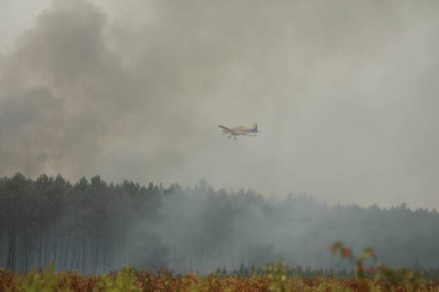 Massive wildfire burns 42,000 hectares in Gironde, southwestern France GIRONDE, FRANCE - JULY 27: A massive wildfire struck the Gironde department of southwestern France on July 27, 2026. As firefighters continued efforts to contain the flames, the wildfire caused widespread destruction across affected areas, where burned vehicles, damaged buildings, destroyed roads, and charred trees were visible. The blaze, which started in the Saumos area on Wednesday, has burned around 42,000 hectares, according to Gironde authorities. More than 220,000 people were evacuated as a precaution, while around 240 homes were fully or partially damaged. Around 2,500 firefighters, 1,500 soldiers and 1,200 security personnel are involved in the response as crews  Copyright: x2026xAnadoluxMohamadxSalaheldinxAbdelghanixAlsayedx