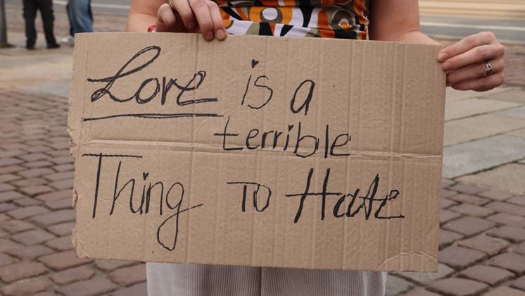 Chemnitzer gedenken mit Mahnwache den Opfern des Anschlages auf den CSD in Berlin 27.07.2026, Chemnitz, Roter Turm, In ganz Deutschland beschäftigt die Menschen der Terroranschlag auf den CSD in Berlin. In Chemnitz fanden sich zum Gedenken an die Opfer des Anschlages auf den CSD in Berlin ca. 300 Chemnitzer und Chemnitzerinnen zusammen um mit einer Mahnmache den Opfern zu gedenken und legten am Roten Turm Blumen und Kerzen nieder. Im wesentlichen ging es darum klar zustellen. Das man sich nicht klein kriegen lassen wird. Organisiert wurde die Mahnwache durch die CSD Chemnitz e.V. . Auf deren Facebook seite heißt es Queer bleibt !!!!! Jetzt erst recht!! Zu Unmut bei den Teilnehmern der Mahnwache fürte die Tatsache das, der zeitgleich stat