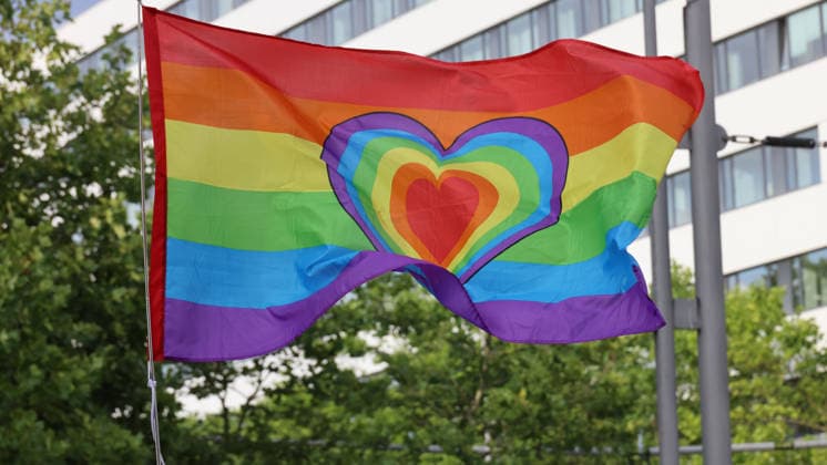 Chemnitzer gedenken mit Mahnwache den Opfern des Anschlages auf den CSD in Berlin 27.07.2026, Chemnitz, Roter Turm, In ganz Deutschland beschäftigt die Menschen der Terroranschlag auf den CSD in Berlin. In Chemnitz fanden sich zum Gedenken an die Opfer des Anschlages auf den CSD in Berlin ca. 300 Chemnitzer und Chemnitzerinnen zusammen um mit einer Mahnmache den Opfern zu gedenken und legten am Roten Turm Blumen und Kerzen nieder. Im wesentlichen ging es darum klar zustellen. Das man sich nicht klein kriegen lassen wird. Organisiert wurde die Mahnwache durch die CSD Chemnitz e.V. . Auf deren Facebook seite heißt es Queer bleibt !!!!! Jetzt erst recht!! Zu Unmut bei den Teilnehmern der Mahnwache fürte die Tatsache das, der zeitgleich stat