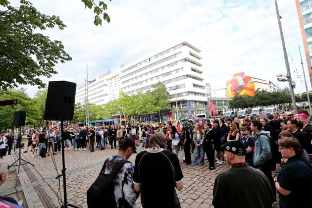 Chemnitzer gedenken mit Mahnwache den Opfern des Anschlages auf den CSD in Berlin 27.07.2026, Chemnitz, Roter Turm, In ganz Deutschland beschäftigt die Menschen der Terroranschlag auf den CSD in Berlin. In Chemnitz fanden sich zum Gedenken an die Opfer des Anschlages auf den CSD in Berlin ca. 300 Chemnitzer und Chemnitzerinnen zusammen um mit einer Mahnmache den Opfern zu gedenken und legten am Roten Turm Blumen und Kerzen nieder. Im wesentlichen ging es darum klar zustellen. Das man sich nicht klein kriegen lassen wird. Organisiert wurde die Mahnwache durch die CSD Chemnitz e.V. . Auf deren Facebook seite heißt es Queer bleibt !!!!! Jetzt erst recht!! Zu Unmut bei den Teilnehmern der Mahnwache fürte die Tatsache das, der zeitgleich stat