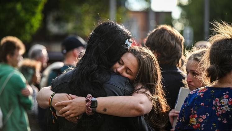 Mahnwache vor dem Schauspielhaus in Bochum ** NUR FÜR REDAKTIONELLE ZWECKE ** EDITORIAL USE ONLY **<p>Jana umarmt Leni bei der Mahnwache vor dem Schauspielhaus in Bochum am Montag, 27. Juli 2026. Nach dem Anschlag auf den CSD in Berlin: Mahnwache vor dem Schauspielhaus in Bochum. Bochum Copyright: SvenjaxHanusch *** Vigil in front of the Schauspielhaus in Bochum ** FOR EDITORIAL USE ONLY ** EDITORIAL USE ONLY ** p Jana hugs Leni at the vigil in front of the Schauspielhaus in Bochum on Monday, July 27, 2026, following the attack on the CSD in Berlin. Vigil in front of the Schauspielhaus in Bochum. Bochum. Copyright SvenjaxHanusch Copyright: SvenjaxHanusch doc86wi6wh6jgl1lq4cdslw ,EDITORIAL USE ONLY