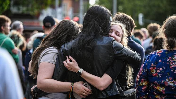 Mahnwache vor dem Schauspielhaus in Bochum ** NUR FÜR REDAKTIONELLE ZWECKE ** EDITORIAL USE ONLY **<p>Jana und Nina umarmen Leni bei der Mahnwache vor dem Schauspielhaus in Bochum am Montag, 27. Juli 2026. Nach dem Anschlag auf den CSD in Berlin: Mahnwache vor dem Schauspielhaus in Bochum. Bochum Copyright: SvenjaxHanusch *** Vigil in front of the Schauspielhaus in Bochum ** FOR EDITORIAL USE ONLY ** EDITORIAL USE ONLY ** p Jana and Nina hug Leni at the vigil in front of the Schauspielhaus in Bochum on Monday, July 27, 2026, following the attack on the CSD in Berlin. Vigil in front of the Schauspielhaus in Bochum. Bochum. Copyright SvenjaxHanusch Copyright: SvenjaxHanusch doc86wi6wlmm8l11kihrsia ,EDITORIAL USE ONLY