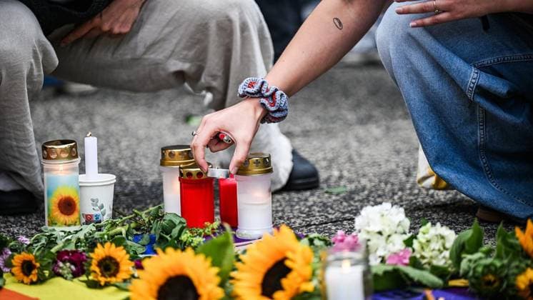 Mahnwache vor dem Schauspielhaus in Bochum ** NUR FÜR REDAKTIONELLE ZWECKE ** EDITORIAL USE ONLY **<p>Die queere Community hält Mahnwache vor dem Schauspielhaus in Bochum am Montag, 27. Juli 2026. Nach dem Anschlag auf den CSD in Berlin: Mahnwache vor dem Schauspielhaus in Bochum. Bochum Copyright: SvenjaxHanusch *** Vigil in front of the Schauspielhaus in Bochum ** FOR EDITORIAL USE ONLY ** EDITORIAL USE ONLY ** p The queer community holds a vigil in front of the Schauspielhaus in Bochum on Monday, July 27, 2026, following the attack on the CSD in Berlin. Vigil in front of the Schauspielhaus in Bochum. Bochum. Copyright SvenjaxHanusch Copyright: SvenjaxHanusch doc86wi6x11f3612lv2jslz ,EDITORIAL USE ONLY