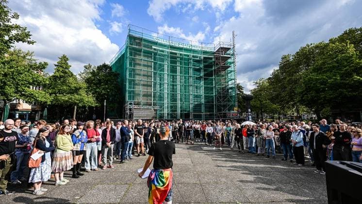 Mahnwache vor dem Schauspielhaus in Bochum ** NUR FÜR REDAKTIONELLE ZWECKE ** EDITORIAL USE ONLY **<p>Die queere Community hält Mahnwache vor dem Schauspielhaus in Bochum am Montag, 27. Juli 2026. Nach dem Anschlag auf den CSD in Berlin: Mahnwache vor dem Schauspielhaus in Bochum. Bochum Copyright: SvenjaxHanusch *** Vigil in front of the Schauspielhaus in Bochum ** FOR EDITORIAL USE ONLY ** EDITORIAL USE ONLY ** p The queer community holds a vigil in front of the Schauspielhaus in Bochum on Monday, July 27, 2026, following the attack on the CSD in Berlin. Vigil in front of the Schauspielhaus in Bochum. Bochum. Copyright SvenjaxHanusch Copyright: SvenjaxHanusch doc86wi5tcn3usyct57sia ,EDITORIAL USE ONLY