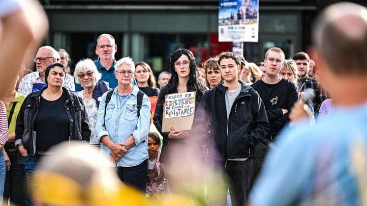 Mahnwache vor dem Schauspielhaus in Bochum ** NUR FÜR REDAKTIONELLE ZWECKE ** EDITORIAL USE ONLY **<p>Die queere Community hält Mahnwache vor dem Schauspielhaus in Bochum am Montag, 27. Juli 2026. Nach dem Anschlag auf den CSD in Berlin: Mahnwache vor dem Schauspielhaus in Bochum. Bochum Copyright: SvenjaxHanusch *** Vigil in front of the Schauspielhaus in Bochum ** FOR EDITORIAL USE ONLY ** EDITORIAL USE ONLY ** p The queer community holds a vigil in front of the Schauspielhaus in Bochum on Monday, July 27, 2026, following the attack on the CSD in Berlin. Vigil in front of the Schauspielhaus in Bochum. Bochum. Copyright SvenjaxHanusch Copyright: SvenjaxHanusch doc86wi5tkloua1cvez9si8 ,EDITORIAL USE ONLY