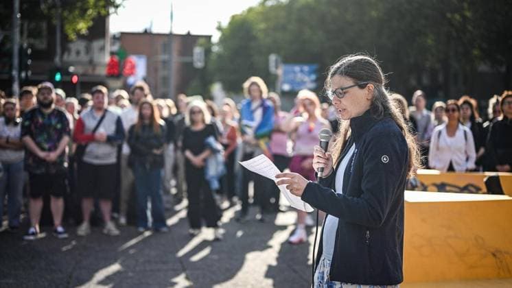 Mahnwache vor dem Schauspielhaus in Bochum ** NUR FÜR REDAKTIONELLE ZWECKE ** EDITORIAL USE ONLY **<p>Die queere Community hält Mahnwache vor dem Schauspielhaus in Bochum am Montag, 27. Juli 2026. Nach dem Anschlag auf den CSD in Berlin: Mahnwache vor dem Schauspielhaus in Bochum. Bochum Copyright: SvenjaxHanusch *** Vigil in front of the Schauspielhaus in Bochum ** FOR EDITORIAL USE ONLY ** EDITORIAL USE ONLY ** p The queer community holds a vigil in front of the Schauspielhaus in Bochum on Monday, July 27, 2026, following the attack on the CSD in Berlin. Vigil in front of the Schauspielhaus in Bochum. Bochum. Copyright SvenjaxHanusch Copyright: SvenjaxHanusch doc86wi5tun4vskkr7cmp6 ,EDITORIAL USE ONLY
