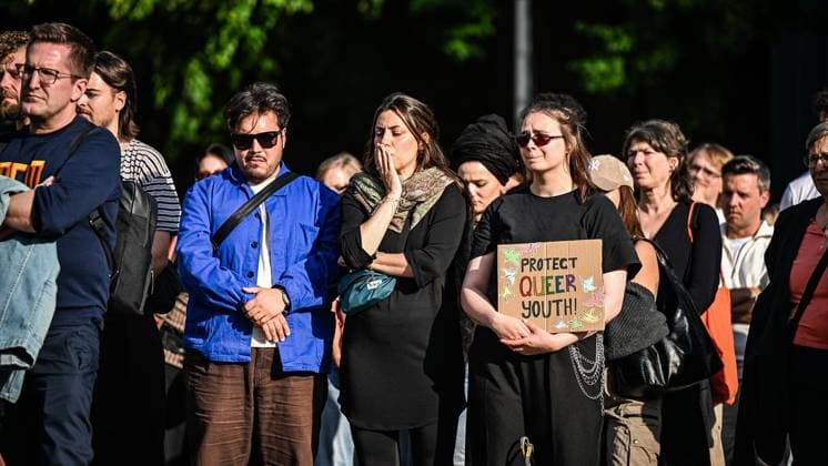Mahnwache vor dem Schauspielhaus in Bochum ** NUR FÜR REDAKTIONELLE ZWECKE ** EDITORIAL USE ONLY **<p>Die queere Community hält Mahnwache vor dem Schauspielhaus in Bochum am Montag, 27. Juli 2026. Nach dem Anschlag auf den CSD in Berlin: Mahnwache vor dem Schauspielhaus in Bochum. Bochum Copyright: SvenjaxHanusch *** Vigil in front of the Schauspielhaus in Bochum ** FOR EDITORIAL USE ONLY ** EDITORIAL USE ONLY ** p The queer community holds a vigil in front of the Schauspielhaus in Bochum on Monday, July 27, 2026, following the attack on the CSD in Berlin. Vigil in front of the Schauspielhaus in Bochum. Bochum. Copyright SvenjaxHanusch Copyright: SvenjaxHanusch doc86wi5tzw33415giudmlb ,EDITORIAL USE ONLY
