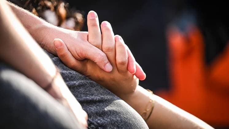 Mahnwache vor dem Schauspielhaus in Bochum ** NUR FÜR REDAKTIONELLE ZWECKE ** EDITORIAL USE ONLY **<p>Die queere Community hält Mahnwache vor dem Schauspielhaus in Bochum am Montag, 27. Juli 2026. Nach dem Anschlag auf den CSD in Berlin: Mahnwache vor dem Schauspielhaus in Bochum. Bochum Copyright: SvenjaxHanusch *** Vigil in front of the Schauspielhaus in Bochum ** FOR EDITORIAL USE ONLY ** EDITORIAL USE ONLY ** p The queer community holds a vigil in front of the Schauspielhaus in Bochum on Monday, July 27, 2026, following the attack on the CSD in Berlin. Vigil in front of the Schauspielhaus in Bochum. Bochum. Copyright SvenjaxHanusch Copyright: SvenjaxHanusch doc86wi6r1fgb414o831mkn ,EDITORIAL USE ONLY