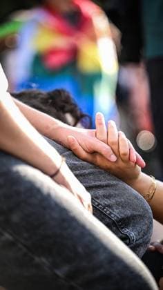 Mahnwache vor dem Schauspielhaus in Bochum ** NUR FÜR REDAKTIONELLE ZWECKE ** EDITORIAL USE ONLY **<p>Die queere Community hält Mahnwache vor dem Schauspielhaus in Bochum am Montag, 27. Juli 2026. Nach dem Anschlag auf den CSD in Berlin: Mahnwache vor dem Schauspielhaus in Bochum. Bochum Copyright: SvenjaxHanusch *** Vigil in front of the Schauspielhaus in Bochum ** FOR EDITORIAL USE ONLY ** EDITORIAL USE ONLY ** p The queer community holds a vigil in front of the Schauspielhaus in Bochum on Monday, July 27, 2026, following the attack on the CSD in Berlin. Vigil in front of the Schauspielhaus in Bochum. Bochum. Copyright SvenjaxHanusch Copyright: SvenjaxHanusch doc86wi6r690c0xcc3amk0 ,EDITORIAL USE ONLY
