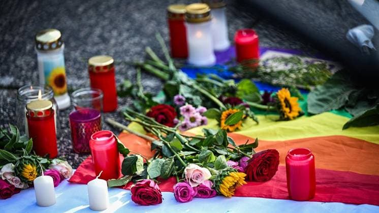 Mahnwache vor dem Schauspielhaus in Bochum ** NUR FÜR REDAKTIONELLE ZWECKE ** EDITORIAL USE ONLY **<p>Die queere Community hält Mahnwache vor dem Schauspielhaus in Bochum am Montag, 27. Juli 2026. Nach dem Anschlag auf den CSD in Berlin: Mahnwache vor dem Schauspielhaus in Bochum. Bochum Copyright: SvenjaxHanusch *** Vigil in front of the Schauspielhaus in Bochum ** FOR EDITORIAL USE ONLY ** EDITORIAL USE ONLY ** p The queer community holds a vigil in front of the Schauspielhaus in Bochum on Monday, July 27, 2026, following the attack on the CSD in Berlin. Vigil in front of the Schauspielhaus in Bochum. Bochum. Copyright SvenjaxHanusch Copyright: SvenjaxHanusch doc86wi6rg2eid1h9eddmlb ,EDITORIAL USE ONLY