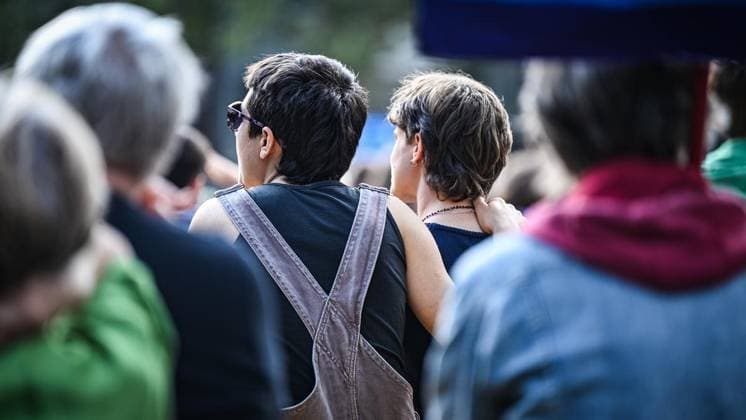 Mahnwache vor dem Schauspielhaus in Bochum ** NUR FÜR REDAKTIONELLE ZWECKE ** EDITORIAL USE ONLY **<p>Die queere Community hält Mahnwache vor dem Schauspielhaus in Bochum am Montag, 27. Juli 2026. Nach dem Anschlag auf den CSD in Berlin: Mahnwache vor dem Schauspielhaus in Bochum. Bochum Copyright: SvenjaxHanusch *** Vigil in front of the Schauspielhaus in Bochum ** FOR EDITORIAL USE ONLY ** EDITORIAL USE ONLY ** p The queer community holds a vigil in front of the Schauspielhaus in Bochum on Monday, July 27, 2026, following the attack on the CSD in Berlin. Vigil in front of the Schauspielhaus in Bochum. Bochum. Copyright SvenjaxHanusch Copyright: SvenjaxHanusch doc86wi6t0yqsmgv2kemlp ,EDITORIAL USE ONLY