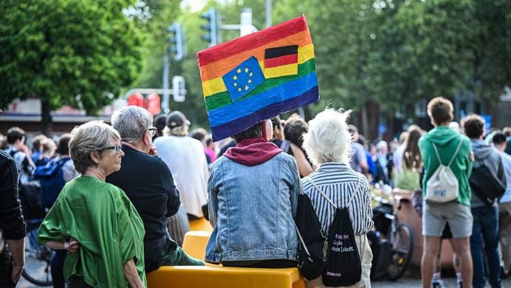Mahnwache vor dem Schauspielhaus in Bochum ** NUR FÜR REDAKTIONELLE ZWECKE ** EDITORIAL USE ONLY **<p>Die queere Community hält Mahnwache vor dem Schauspielhaus in Bochum am Montag, 27. Juli 2026. Nach dem Anschlag auf den CSD in Berlin: Mahnwache vor dem Schauspielhaus in Bochum. Bochum Copyright: SvenjaxHanusch *** Vigil in front of the Schauspielhaus in Bochum ** FOR EDITORIAL USE ONLY ** EDITORIAL USE ONLY ** p The queer community holds a vigil in front of the Schauspielhaus in Bochum on Monday, July 27, 2026, following the attack on the CSD in Berlin. Vigil in front of the Schauspielhaus in Bochum. Bochum. Copyright SvenjaxHanusch Copyright: SvenjaxHanusch doc86wi6t43dolu8jtzsmw ,EDITORIAL USE ONLY