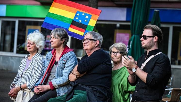 Mahnwache vor dem Schauspielhaus in Bochum ** NUR FÜR REDAKTIONELLE ZWECKE ** EDITORIAL USE ONLY **<p>Die queere Community hält Mahnwache vor dem Schauspielhaus in Bochum am Montag, 27. Juli 2026. Nach dem Anschlag auf den CSD in Berlin: Mahnwache vor dem Schauspielhaus in Bochum. Bochum Copyright: SvenjaxHanusch *** Vigil in front of the Schauspielhaus in Bochum ** FOR EDITORIAL USE ONLY ** EDITORIAL USE ONLY ** p The queer community holds a vigil in front of the Schauspielhaus in Bochum on Monday, July 27, 2026, following the attack on the CSD in Berlin. Vigil in front of the Schauspielhaus in Bochum. Bochum. Copyright SvenjaxHanusch Copyright: SvenjaxHanusch doc86wi6teaoutfxlfku19 ,EDITORIAL USE ONLY