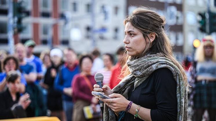 Mahnwache vor dem Schauspielhaus in Bochum ** NUR FÜR REDAKTIONELLE ZWECKE ** EDITORIAL USE ONLY **<p>Bundestagsabgeordnete Cansin Köktürk hält eine Rede Mahnwache vor dem Schauspielhaus in Bochum am Montag, 27. Juli 2026. Nach dem Anschlag auf den CSD in Berlin: Mahnwache vor dem Schauspielhaus in Bochum. Bochum Copyright: SvenjaxHanusch *** Vigil in front of the Schauspielhaus in Bochum ** FOR EDITORIAL USE ONLY ** EDITORIAL USE ONLY ** p Member of the Bundestag Cansin Köktürk delivers a speech at a vigil in front of the Schauspielhaus in Bochum on Monday, July 27, 2026, following the attack on the CSD in Berlin. Vigil in front of the Schauspielhaus in Bochum. Bochum. Copyright SvenjaxHanusch Copyright: SvenjaxHanusch doc86wi6tosyk6u59chslw ,EDITORIAL USE ONLY
